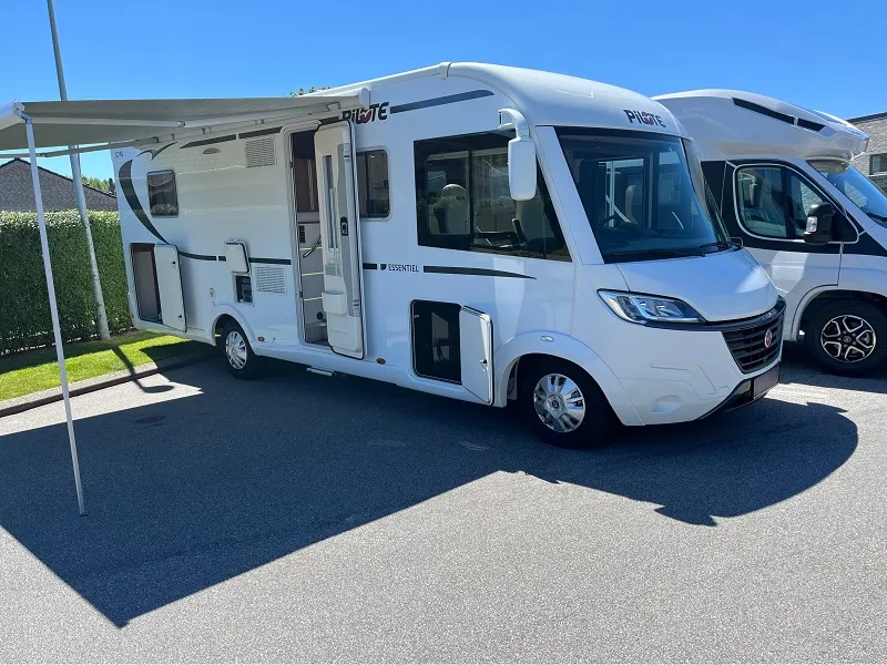 Hvid Pilote autocamper med udslået markise