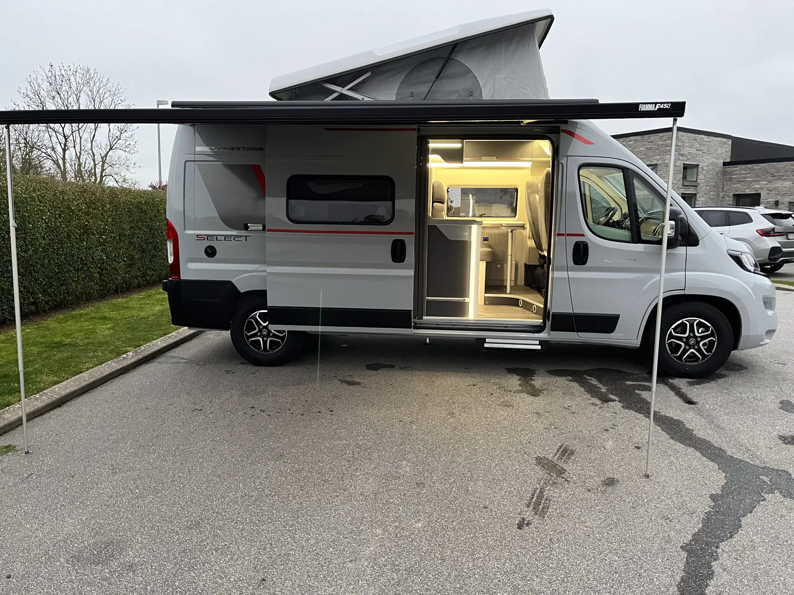 Autocamper med markise og hævet tag