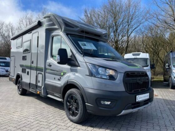 Grå Chausson autocamper parkeret på forhandlerplads